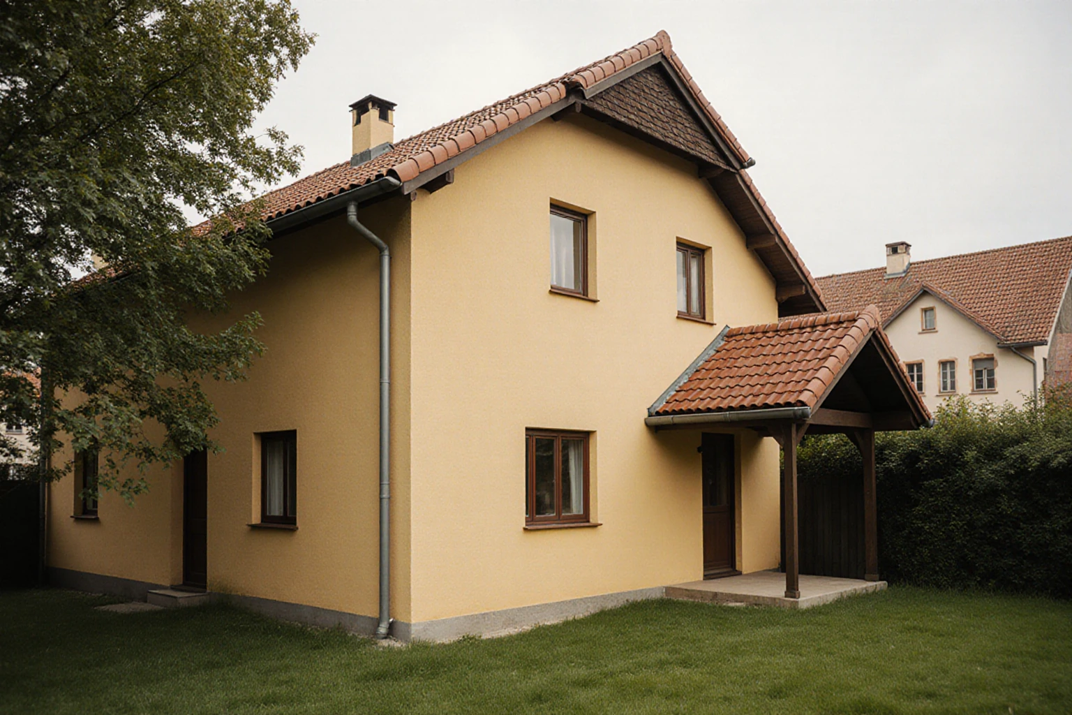 Gepflegtes Wohnhaus mit kleinem Garten
